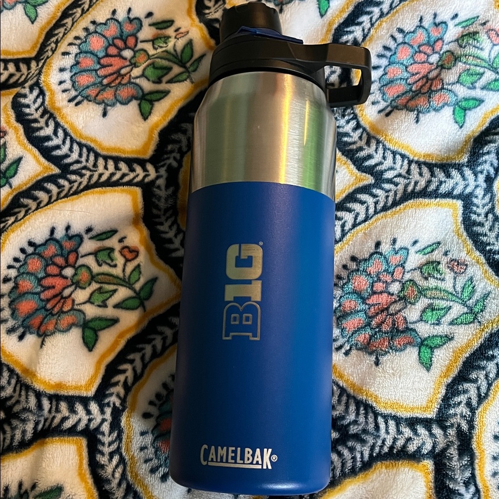 Camelbak Black and Blue Magnetic Cap Bottle. Brand New! 32 oz